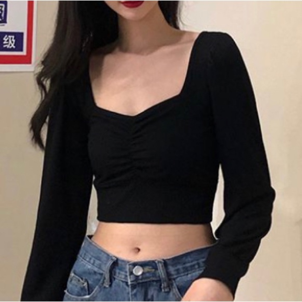 sweetheart neckline black long sleeve crop top